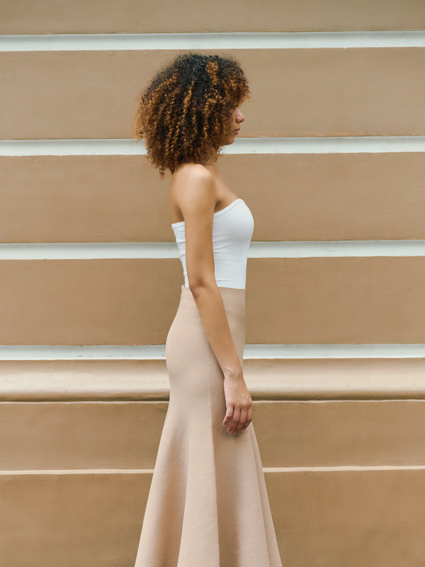 Side profile of the white Preston top in 100% Good Earth Cotton for a secure everyday fit.
